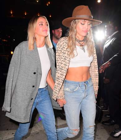  Miley Cyrus et Kaitlynn Carter arrivent ensemble aux MTV Vidéo Awards 