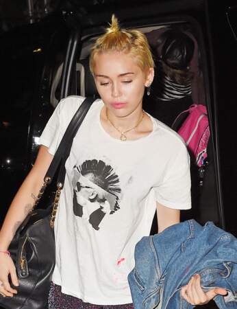Déjà que la coupe courte de Miley n'était pas la meilleure des idées...alors avec avec le pompon dessus...