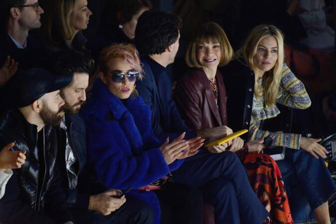 Noomi Rapace, Anna Wintour et Sienna Miller au défilé Louis Vuitton lors de la fashion week de Paris, le 6 mars