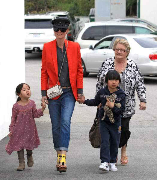 2012 : Laeticia Hallyday se promène avec ses filles Jade et Joy et l'inimitable Mamie Rock