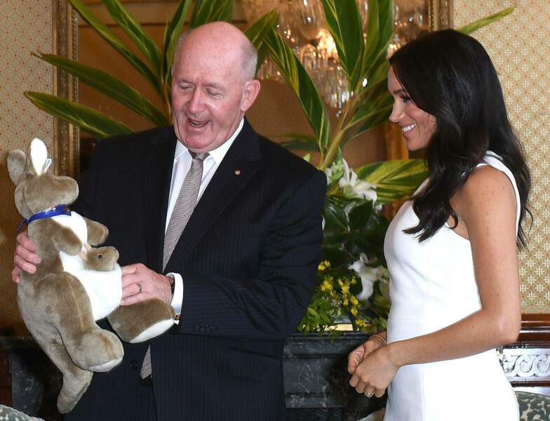 Voici Meghan Markle Enceinte Premiers Cadeaux Pour Bebe Et Baby Bump Discret En Australie Voici