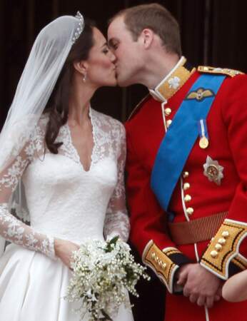 Du balcon de Buckingham Palace, le duc et la duchesse de Cambridge affichent leur amour en toute spontanéité...