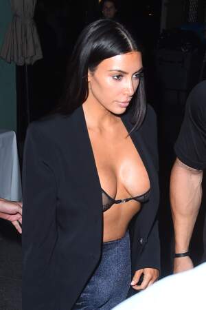 Kim Kardashian ose un décolleté incendiaire, un photographe en tombe à la renverse