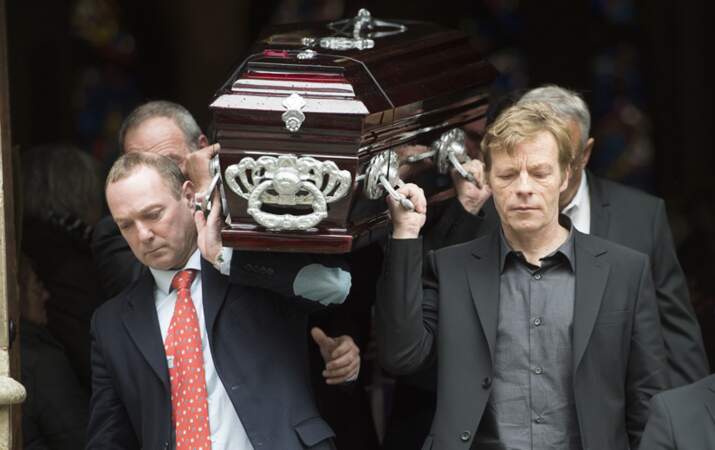 Le cercueil porté par les proches de la navigatrice lors de la sortie de l'église