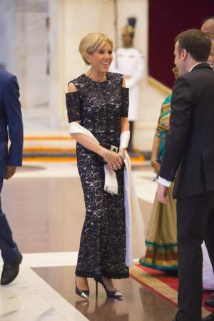 La première dame Brigitte Macron en robe Nicolas Ghesquière pour Louis Vuitton