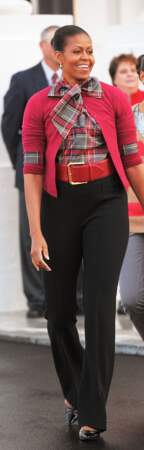 Michelle Obama stylée : imprimé écossais, gros noeud, cardigan et grosse ceinture...audacieux mais ça marche !