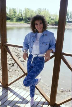 Pantalon taille haute, veste en jean courte, ceinture et baskets : toute la panoplie 80's sur Céline Dion
