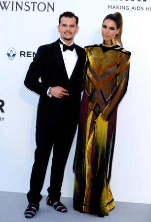 Gala de l'amfAR du Festival de Cannes 2017 : Juan Arbelaez (et ses chaussures) et Laury Thilleman 