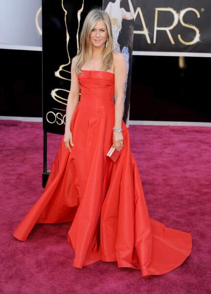 Jennifer Aniston est sublime en rouge, la couleur de l'amour qu'elle a beaucoup de mal à trouver