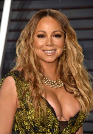 Mariah Carey aux Oscars : comprimée dans un décolleté trop serré, sa poitrine risque l’explosion
