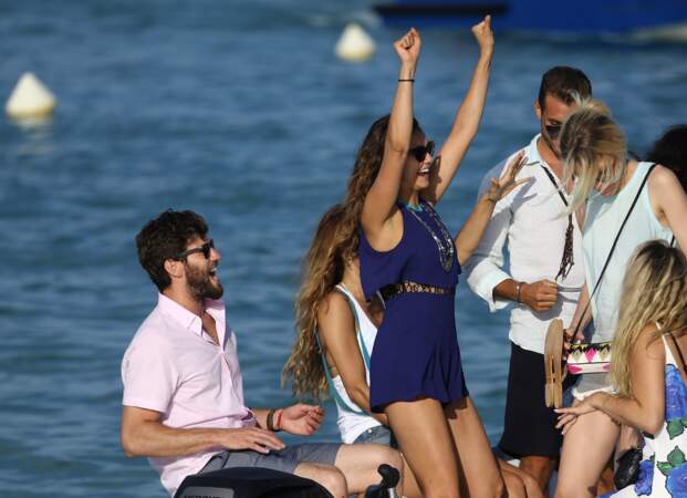 Le soleil de Saint-Tropez a totalement déchaîné Nina Dobrev, qui ne peut s'empêcher de danser sur son bateau