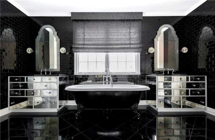 Visitez la superbe villa que Kylie Jenner met en vente : voici la salle de bain
