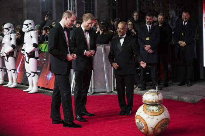 Avant-première de Star Wars - Les Derniers Jedi : les Princes William et Harry et le robot BB-8
