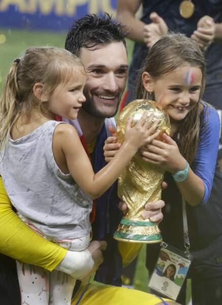 Victoire de l'équipe de France à la coupe du monde 2018 : Hugo Lloris et ses filles Anna-Rose et Giuliana