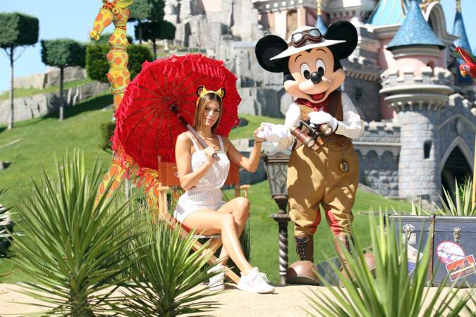 Iris Mittenaere resplendissante à Disneyland Paris en compagnie de Mickey