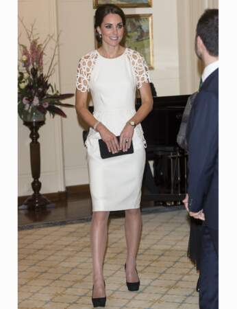 Robe blanche moderne et stylée, chignon chic, pochette et escarpins noirs : la duchesse est au top