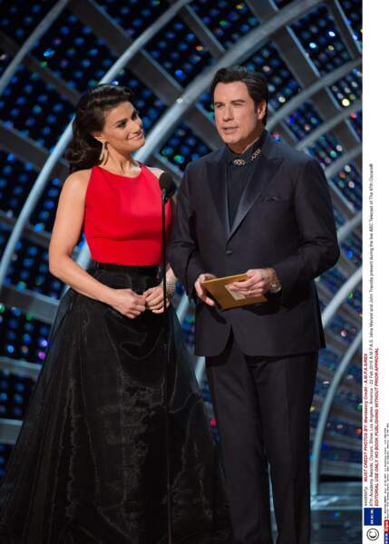 Oscars 2014: John Travolta présente la femme qui l’accompagne, Adela Dazeem. Elle s’appelle en réalité Idina Menzel