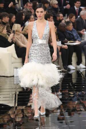 Défilé Chanel Haute Couture : Kendall Jenner a paradé en robe argentée à frous-frous