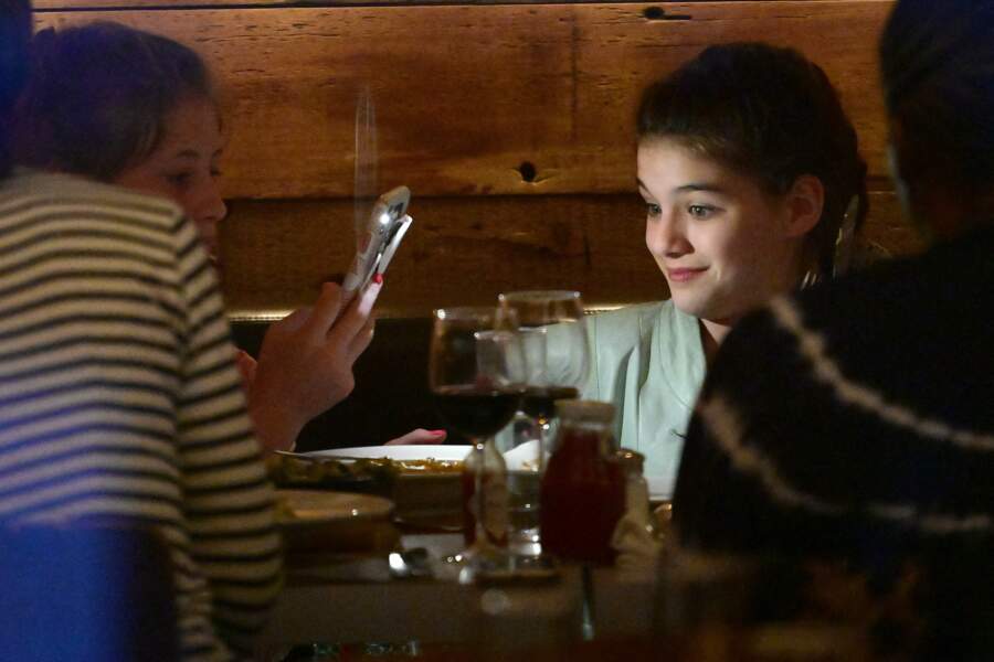 Katie Holmes emmène sa fille Suri et ses copines au restaurant Delicatessen à New York pour ses 13 ans