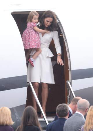 Le prince George fait la tête lors d’une visite officielle - Un duo mère-fille ravissant comme toujours