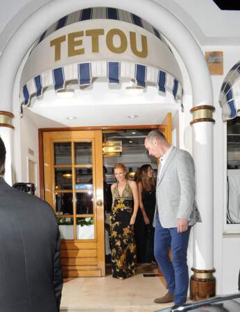 Kylie Minogue sort du restaurant Tetou