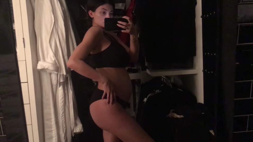 Kylie Jenner : selfie baby bump dans le dressing