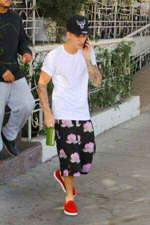 Ne retrouvant plus son short, Justin Bieber revêt le pantacourt large à fleurs de Pattie, sa maman.