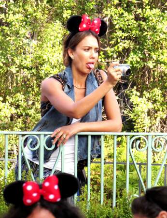 Minnie pire, Minnie prix, mais Jessica Alba fait le maximum (à Disneyland, Californie)