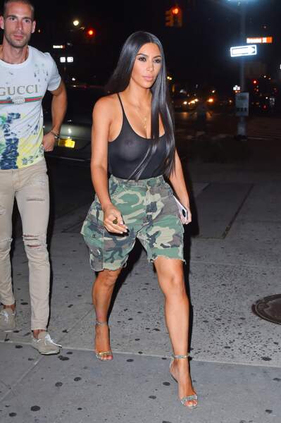 Kim Kardashian : en haut transparent, elle dévoile sa poitrine dans la rue