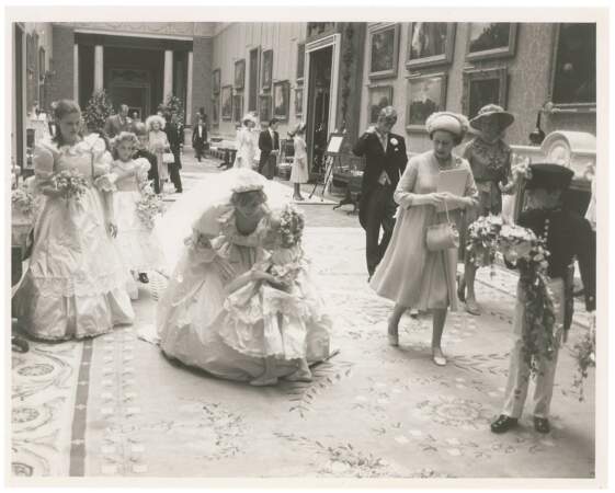La famille royale après le mariage dans les couloirs de Buckingham Palace