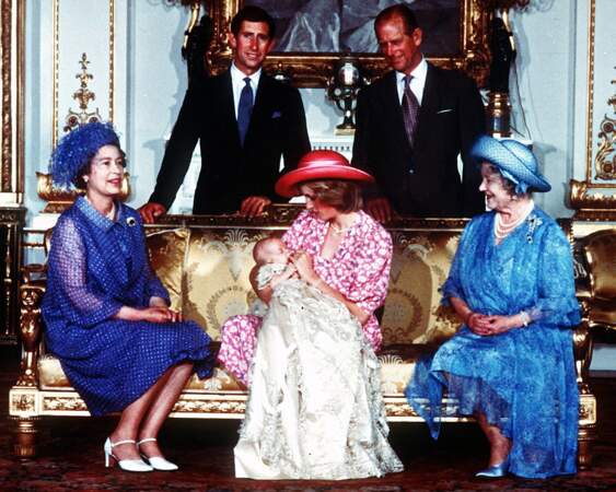 1982 Le prince Charles et Lady Di avec le prince William, Elizabeth II et le duc d’Édimbourg et la reine mère