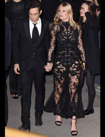 Le top Kate Moss, très peu vêtue, et son mari Jamie Hince