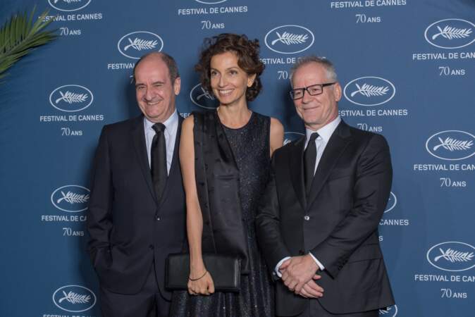 Le président du Festival de Cannes Pierre Lescure et son délégué général Thierry Fremaux entourent Audrey Azoulay