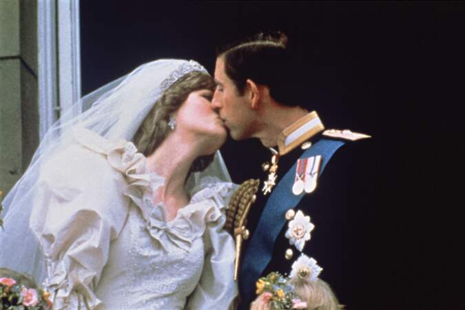 Alors que la foule hurle "the kiss", Charles et Diana s'embrassent