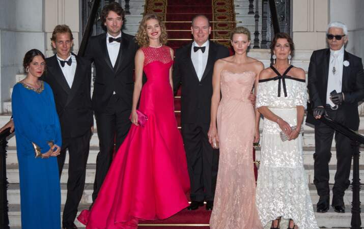 Toute la famille royale monégasque entoure le couple organisateur de l'événement et Karl Lagerfeld tape l'incruste