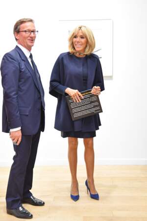 Brigitte Macron ultra chic en mini-robe bleu nuit pour l’ouverture de la FIAC