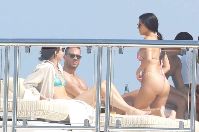 Kourtney Kardashian sur un yacht à Cannes