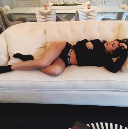 Kylie Jenner sexy couchée