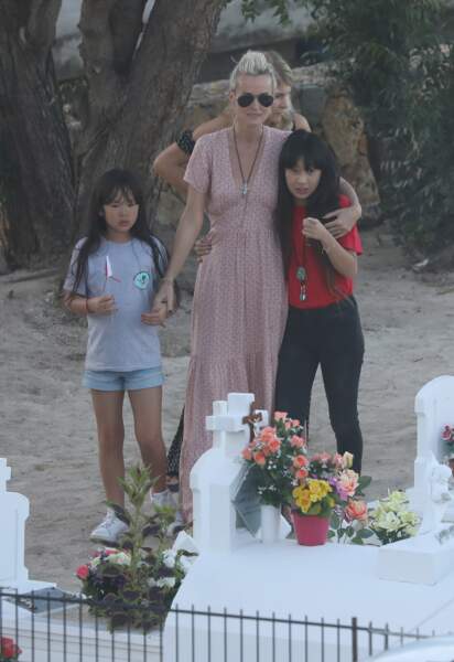 Mort de Johnny Hallyday : Jade et Joy se recueillent pour la première fois sur la tombe du chanteur