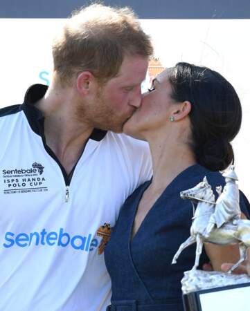 Le prince Harry et Meghan Markle s'embrassent pour la première fois en public depuis leur mariage