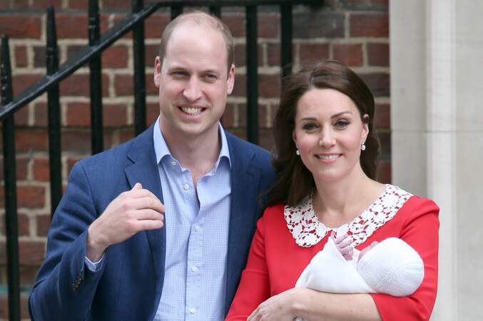 Le couple royal a présenté leur bébé aux photographes 
