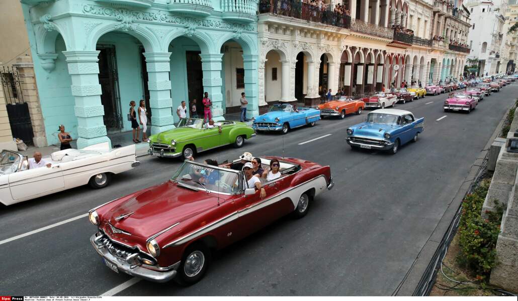 Défilé Chanel à Cuba : les vieilles voitures américaines emblématiques de Cuba avec plein de mannequins dedans !