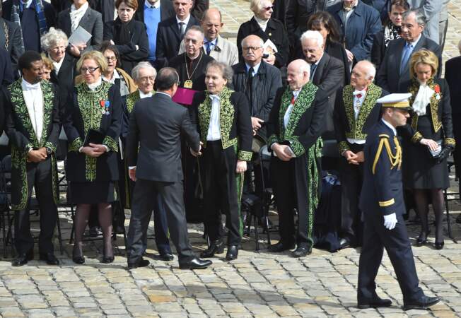François Hollande salue les Académiciens présents 