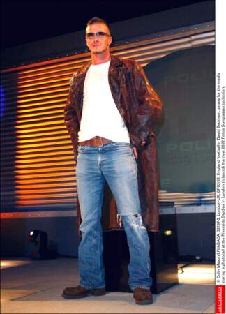 David Beckham en 2002: retour du manteau long mais en marron avec un jean délavé et des grosses boots