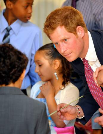 Le prince Harry avec des enfants de militaires