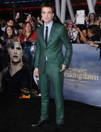 Robert Pattinson, impeccable en costume vert