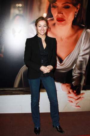 Retour sur l’évolution look d'Anne-Sophie Lapix : 2010, jean et veste noire, une allure casual chic qu'elle adore