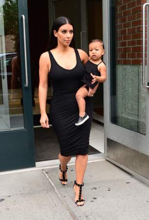 12 août 2014 : Kim et North en robe noire moulante dans les rues de New York