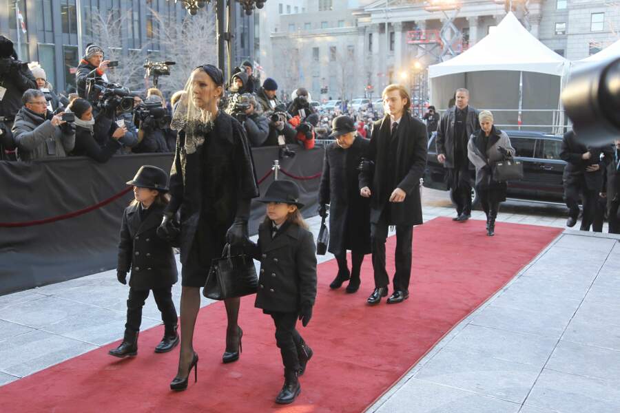 Céline Dion accompagnée de ses enfants et de sa mère