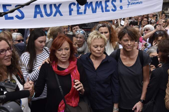 Muriel Robin appelait à la mobilisation devant le palais de justice de Paris ce samedi 6 octobre